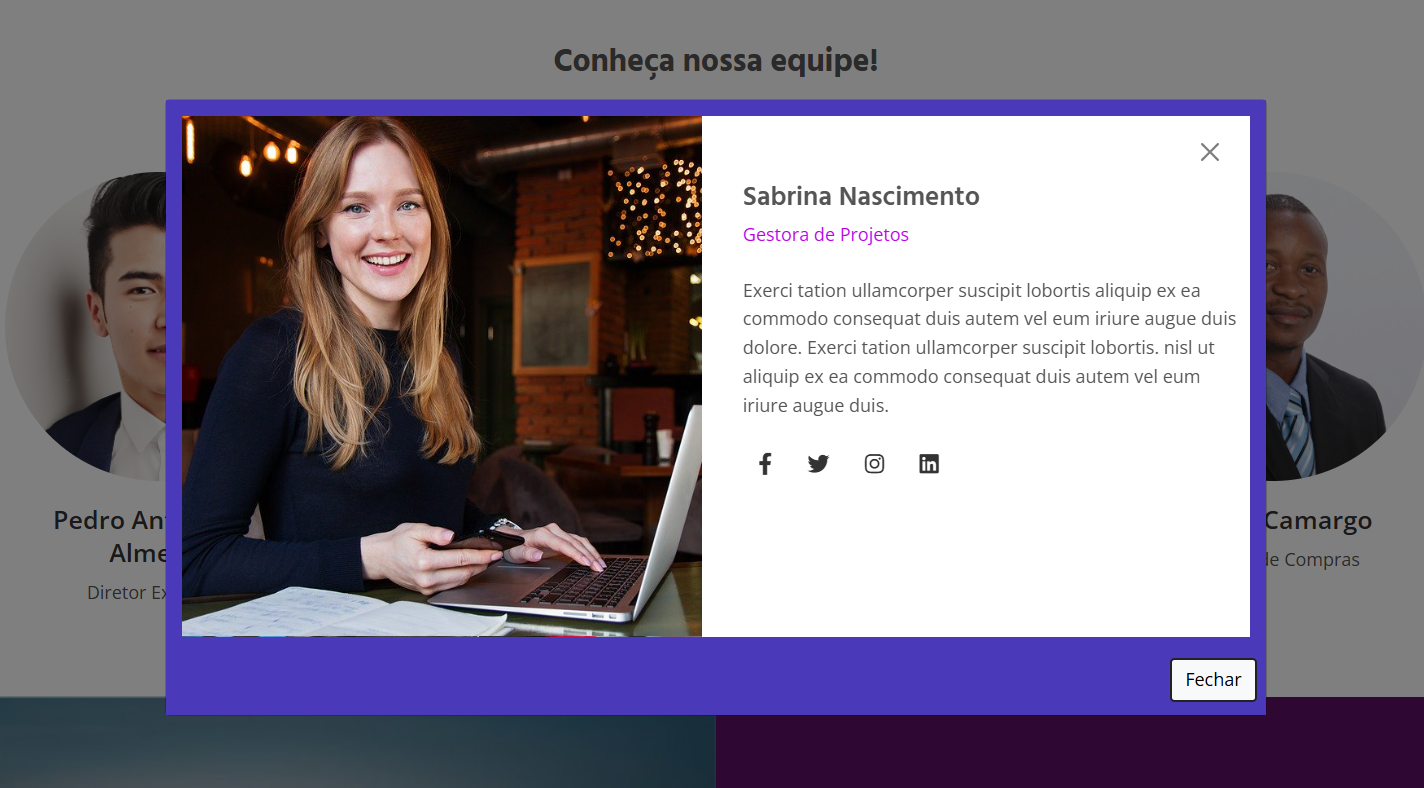 Imagem com janela modal com informações sobre uma integrante da equipe mostra uma mulher sorridente com um laptop, texto descritivo e ícones de redes sociais